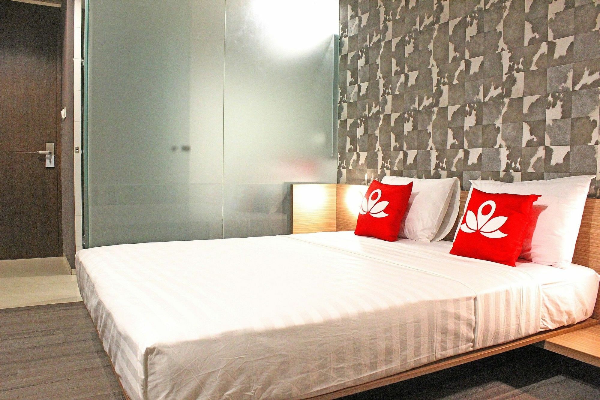 Zen Premium Sampoerna Strategic Square Hotel Jakarta Exterior photo